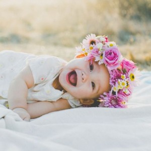 Bébé heureux fleurs