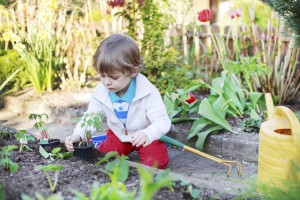 Enfant jardinage